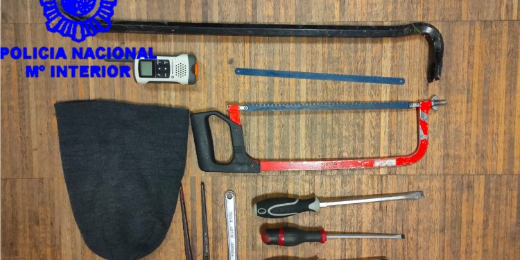 Dos detenidos tras ser sorprendidos robando en una nave de Chapela