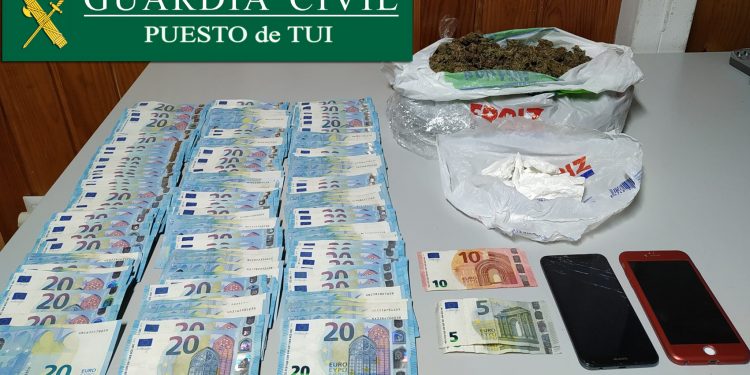 La Guardia Civil ‘caza’ a un joven de Tui con medio kilo de hachís y 100 gramos de cocaína encima