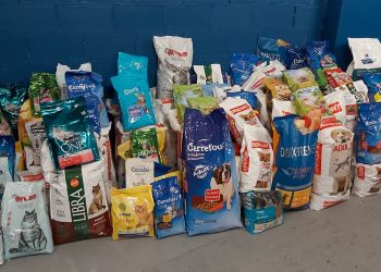 El Gran Vía de Vigo reúne 780 kilos de pienso donado para cuatro protectoras locales