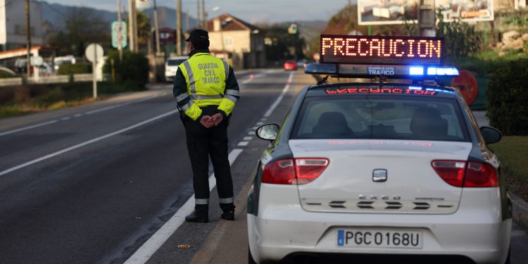 Tres personas heridas en un choque frontal entre dos turismos en Gondomar