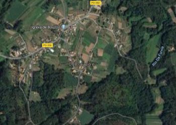 Vecinos socorren a un conductor que cayó con su coche por un terraplén en Tomiño