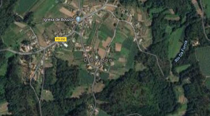 Vecinos socorren a un conductor que cayó con su coche por un terraplén en Tomiño