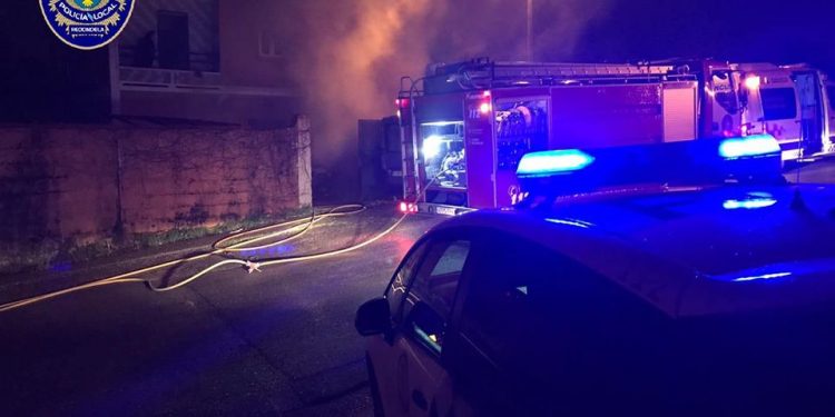 Trasladan al Cunqueiro a una octogenaria por un incendio en su vivienda en Redondela