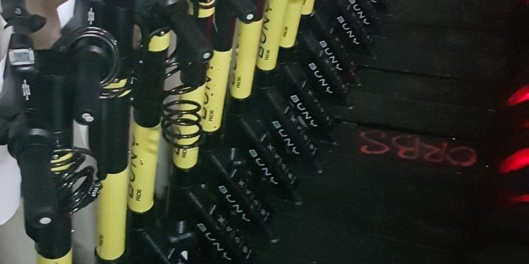 Vigo requisa casi 100 patinetes de alquiler a la empresa que usa el mobiliario público sin permiso