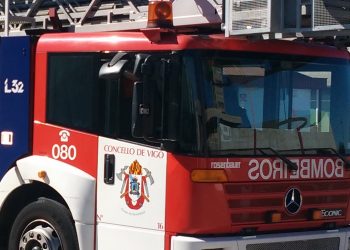 Un bombero de Vigo resulta herido al caerle encima la rama de un árbol en Coruxo