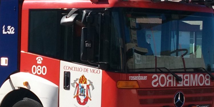 Un bombero de Vigo resulta herido al caerle encima la rama de un árbol en Coruxo