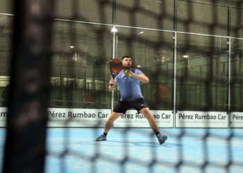 A academia de pádel de Máis que Auga dará clases de balde durante unha semana