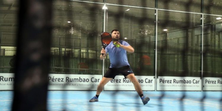 A academia de pádel de Máis que Auga dará clases de balde durante unha semana