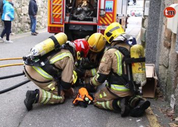 Los bomberos rescatan y reaniman a un conejo intoxicado al arder una casa en Baiona