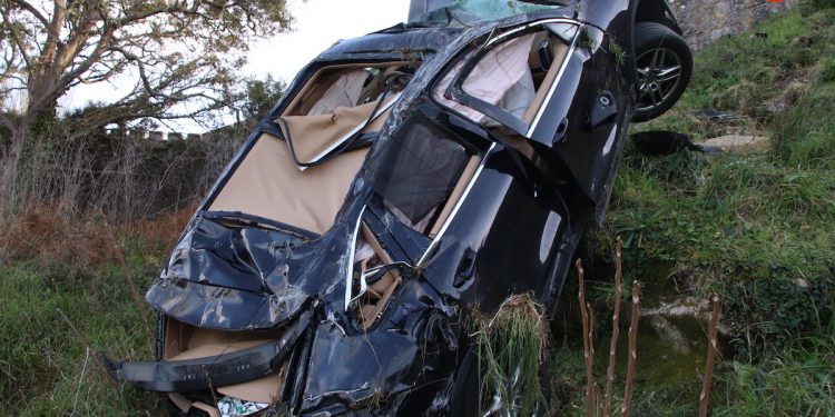 Un matrimonio herido al caer en un Porsche desde la muralla del Parador de Baiona