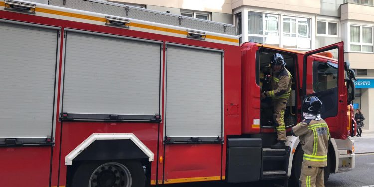 Los bomberos de Vigo auxilian a una mujer que llevaba tres días tirada en el suelo de su casa