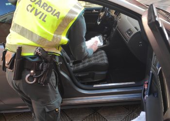 Un vecino de Vigo y otro de A Illa, detenidos en Cangas por tráfico de cocaína