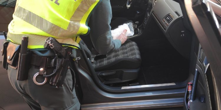 Un vecino de Vigo y otro de A Illa, detenidos en Cangas por tráfico de cocaína