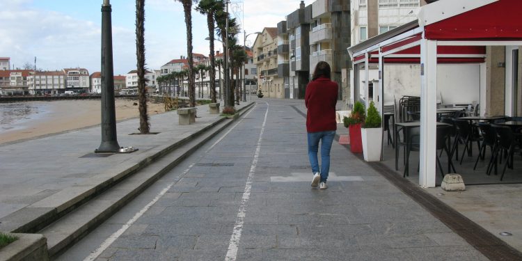 O paseo marítimo de Panxón recibe 120.000 euros para reformar a zona de rodadura