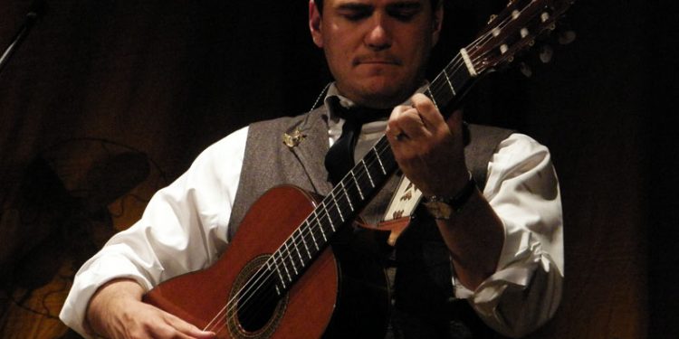 Ismael Serrano recala en el Teatro García Barbón de Vigo con su nueva gira en acústico «Todavía»