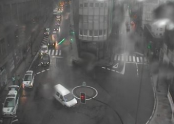 Dos patrullas de la Policía Local, regulando el tráfico en la rotonda de Paseo de Alfonso XII