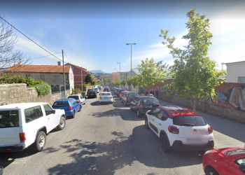 Interceptan en Vigo a un conductor que se fugó tras chocar contra un coche aparcado