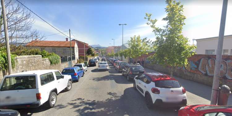 Interceptan en Vigo a un conductor que se fugó tras chocar contra un coche aparcado