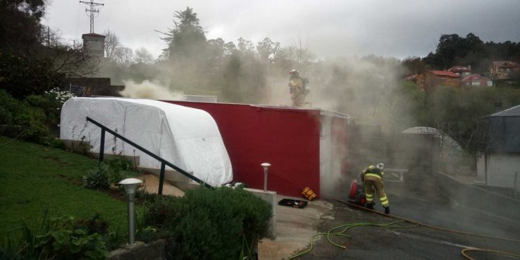 Incendio en un garaje de la Avenida del Aeropuerto de Vigo