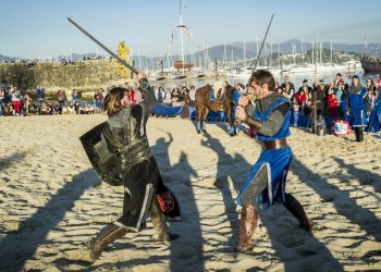 Dos espadachines se baten en duelo durante la Justa de la Arribada