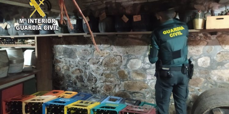 Intervienen 400 litros de aguardiente y vino artesanal en un bar de Mos