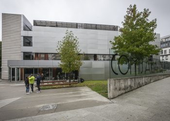 Un ‘sin techo’ entrega en la comisaría de Vigo un bolso perdido con 1.500 euros
