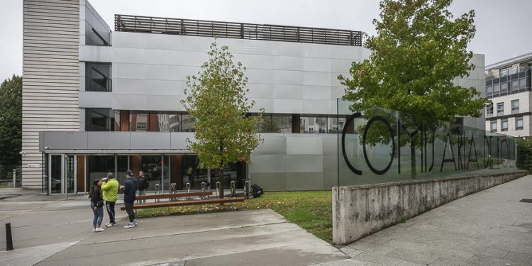 Un ‘sin techo’ entrega en la comisaría de Vigo un bolso perdido con 1.500 euros