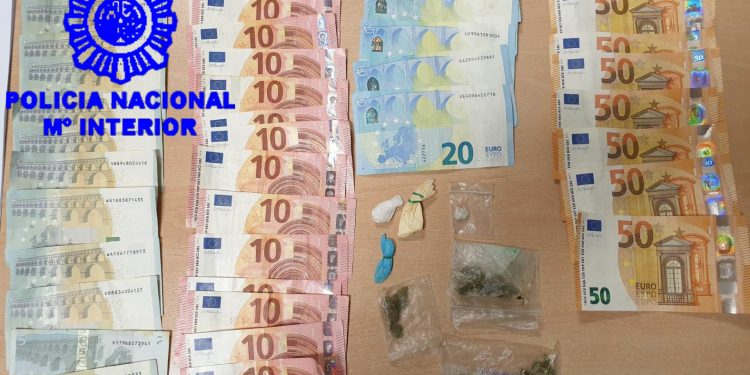 Detenidos el dueño de un bar de Vigo por vender droga y un conductor por llevar 64 plantas de marihuana