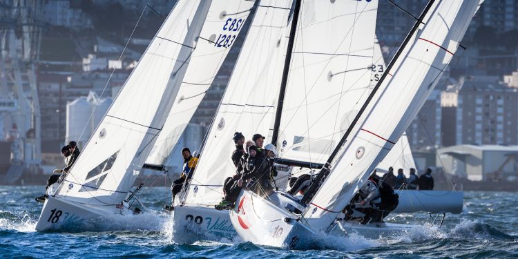 Bugallo marca el paso de los J70 en la Ría de Vigo