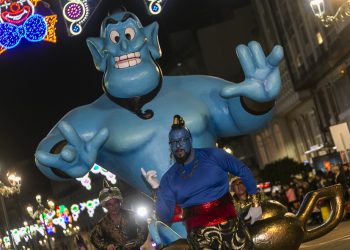 Vigo disfruta del Entroido con un eterno desfile plagado de cuentos, color y cine