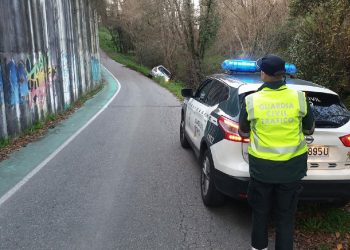 Quintuplica la tasa de alcoholemia tras quedarse con el coche sobre una pendiente en Mos
