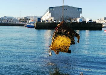 Neumáticos, walkie talkies y un contenedor bajo el mar de Vigo