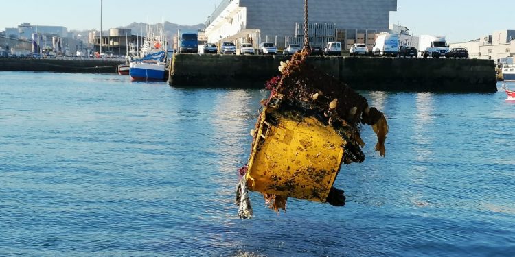 Neumáticos, walkie talkies y un contenedor bajo el mar de Vigo