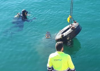 Neumáticos, walkie talkies y un contenedor bajo el mar de Vigo