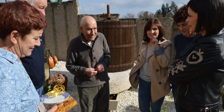 Mos ten un novo centenario: José Trillo, con 26 bisnetos, segue a ler o xornal sen lentes