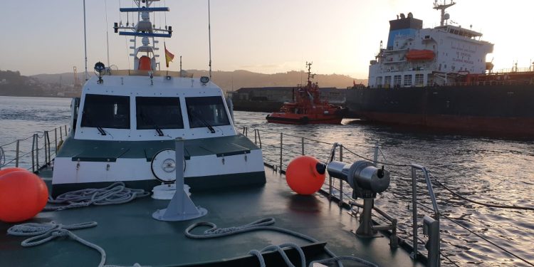 Un petrolero atraca en el puerto de Vigo con tres polizones a bordo