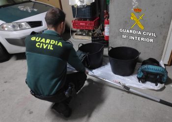La Guardia Civil intercepta en la playa de Beluso a un furtivo con 15 kilos de sepias