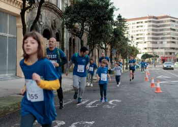 Una marea azul corre en Vigo contra el plástico