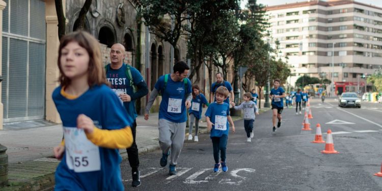 Una marea azul corre en Vigo contra el plástico