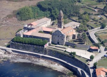 Un parapentista, ileso tras engancharse en una farola en Oia y avisar al 112