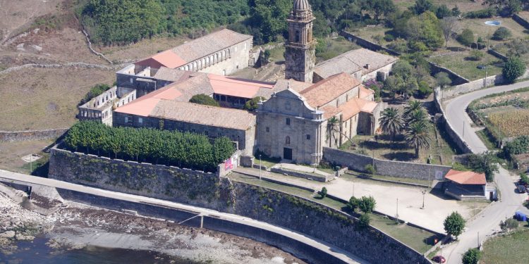 Un parapentista, ileso tras engancharse en una farola en Oia y avisar al 112
