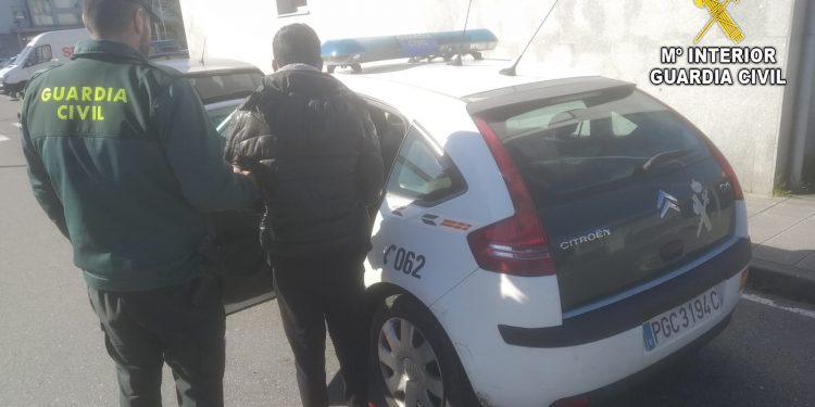Arrestado por robar un móvil en un local de copas de Vigo e intentar atracar a un taxista en Poio