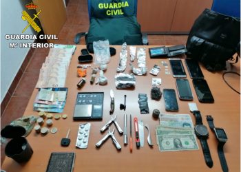 Detenidos un vecino de Vigo y otro de Porriño a las puertas de un bar de Mos acusados de tráfico de drogas
