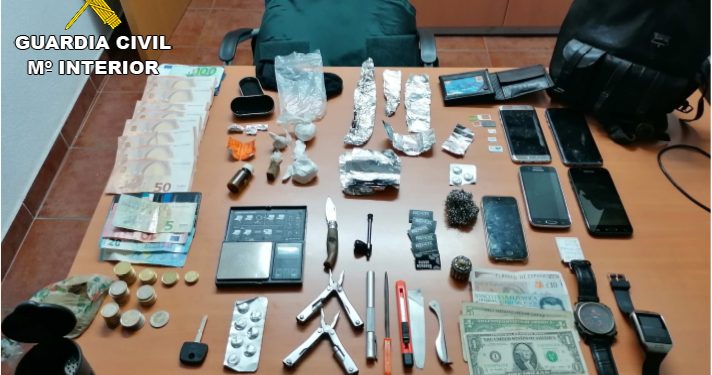 Detenidos un vecino de Vigo y otro de Porriño a las puertas de un bar de Mos acusados de tráfico de drogas