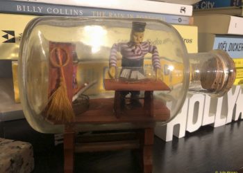 Un barco en una botella dentro de una botella