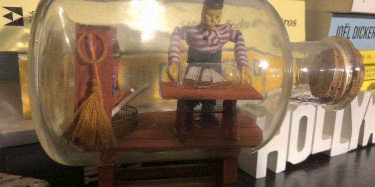 Un barco en una botella dentro de una botella