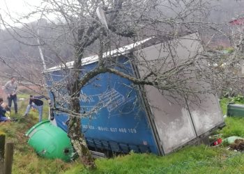 Trasladado al Cunqueiro un camionero tras sufrir un accidente en la curva de la Abelenda
