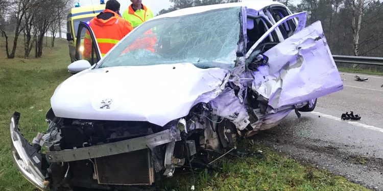 Los bomberos de Vigo liberan a una mujer atrapada en un coche tras chocar con un Vitrasa