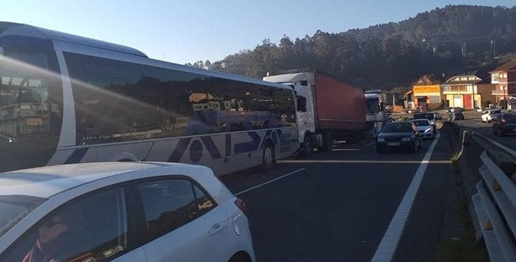 Retenciones de tres kilómetros en la A-55 por un accidente entre dos camiones y un autobús