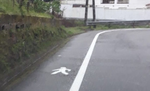 Críticas a Caballero por vender como “humanizaciones” asfaltados sin acera en el rural